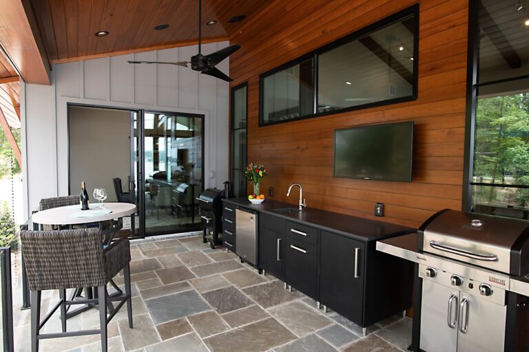 Modern Outdoor Kitchen
