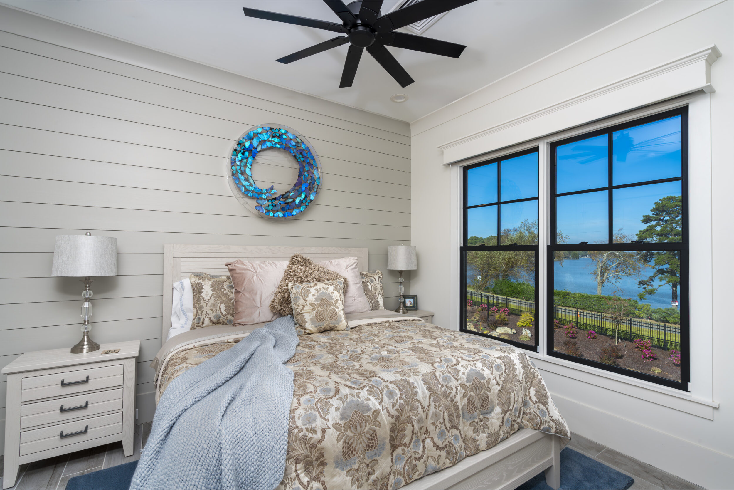 Lakehouse guest room 2